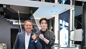 Jung Kook BTS Sambangi Hublot Ginza, Pamer Dua Gaya Kontras di Tokyo