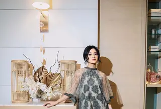 Penampilan elegan Yoriko Angeline kenakan lace dress warna dark grey dengan detail batwing sleeve 3/4. [@yorikooangln_]