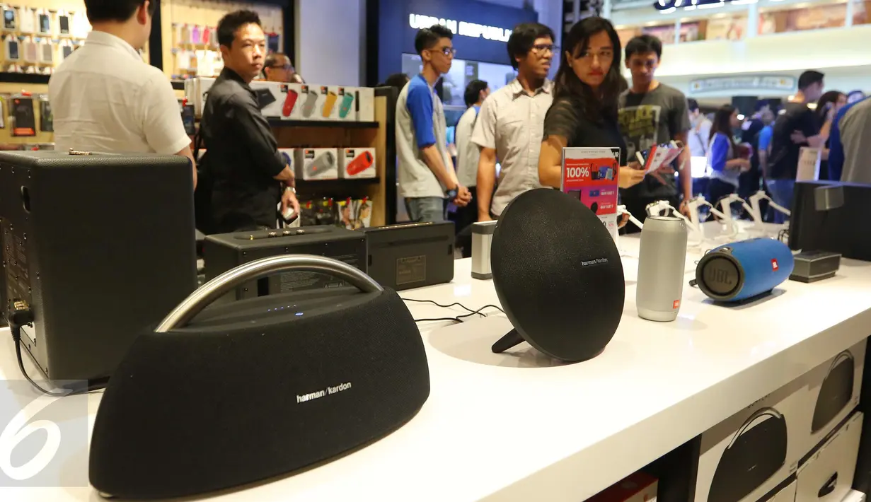 <p>Berbagai macam produk baru yang bergaya fashion digital hadir di gerai Urban Republik di Pondok Indah, Jakarta, Jumat (7/10). Perusahaan baru dari Erajaya ini memfasilitasi masyarakat urban untuk memenuhi gaya hidup perkotaan. (Liputan6.com/Angga Yuniar)</p>