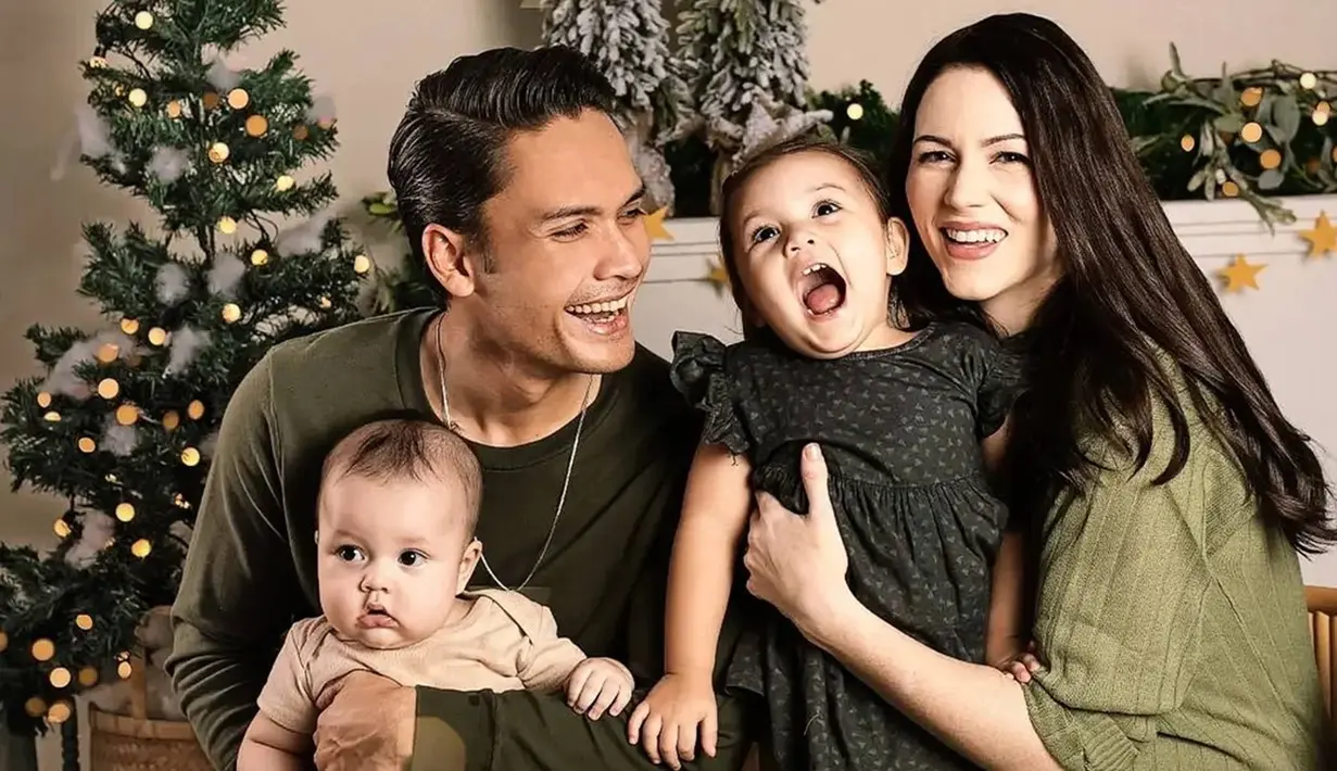 Sebagai seorang selebriti, kehidupan rumah tangga keduanya banyak diekspose melalui media sosial Instagram keduanya. Pasangan ini kerap menunjukan momen mesra dan kompaknya kepada publik. Tidak jarang keduanya jalani berbagai pemotretan bersama dengan buah hati dengan berbagai tema. (Liputan6.com/IG/@randpunk)