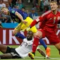 Penyerang Swedia Ola Toivonen (tengah) mencetak gol saat melawan Jerman pada pertandingan Piala Dunia 2018 di Stadion Fisht, Rusia (23/6). Jerman sempat tertinggal terlebih dahulu pada babak pertama oleh gol Ola Toivonen. (AP/ Frank Augstein)