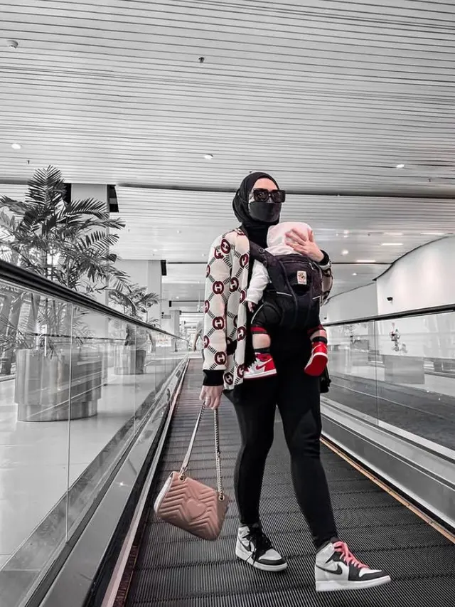 8 Potret Nathalie Holscher Momong Baby Adzam, Stylish Bergaya ala Cewek Kue hingga Cewek Mamba