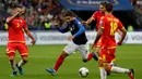 Gelandang Prancis, Nabil Fekir menggiring bola dari kawalan tiga pemain Andorra selama pertandingan grup H Kualifikasi Euro 2020 di Stade de France di Saint Denis, Paris (10/9/2019). Prancis menang telak 3-0 atas Andorra. (AFP Photo/Thomas Samson)