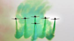 Pesawat jet AU Pakistan mendemonstrasikan penampilan aerobatik saat parade militer memperingati Hari Nasional Pakistan di Islamabad, Pakistan, Rabu (23/3/2022). Hari Nasional Pakistan menampilkan parade militer, unit tentara elite, dan persenjataan berteknologi tinggi. (AP Photo/Anjum Naveed)