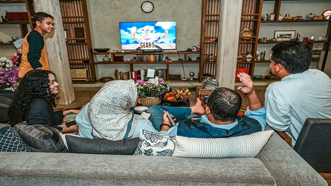 Foto calon presiden dari koalisi perubahan untuk persatuan, Anies Baswedan tengah menonton serial One Piece terbaru 1071 (sumber: Twitter @aniesbaswedan).