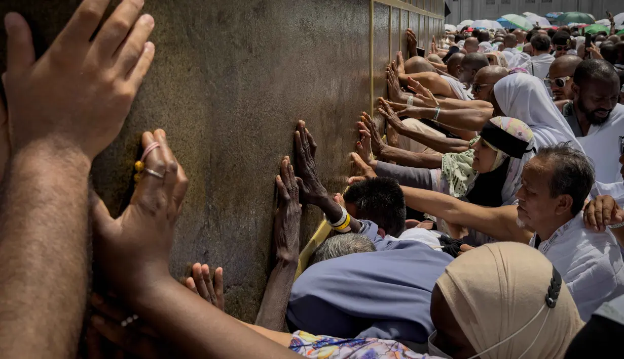 Umat Muslim menyentuh dinding Ka'bah, selama ibadah haji tahunan, di Mekah, Arab Saudi, Kamis 21 Mei 2026. (AP Photo/Altaf Qadri)