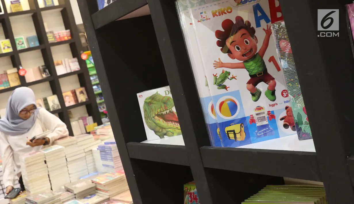 Pengunjung melihat-lihat buku pada Indonesia International Book Fair 2019 di Jakarta Convention Center, Kamis (5/9/2019). Indonesia International Book Fair 2019 menghadirkan ratusan ribu buku dari berbagai penerbit dan berlangsung hingga 8 September 2019. (Liputan6.com/Helmi Fithriansyah)