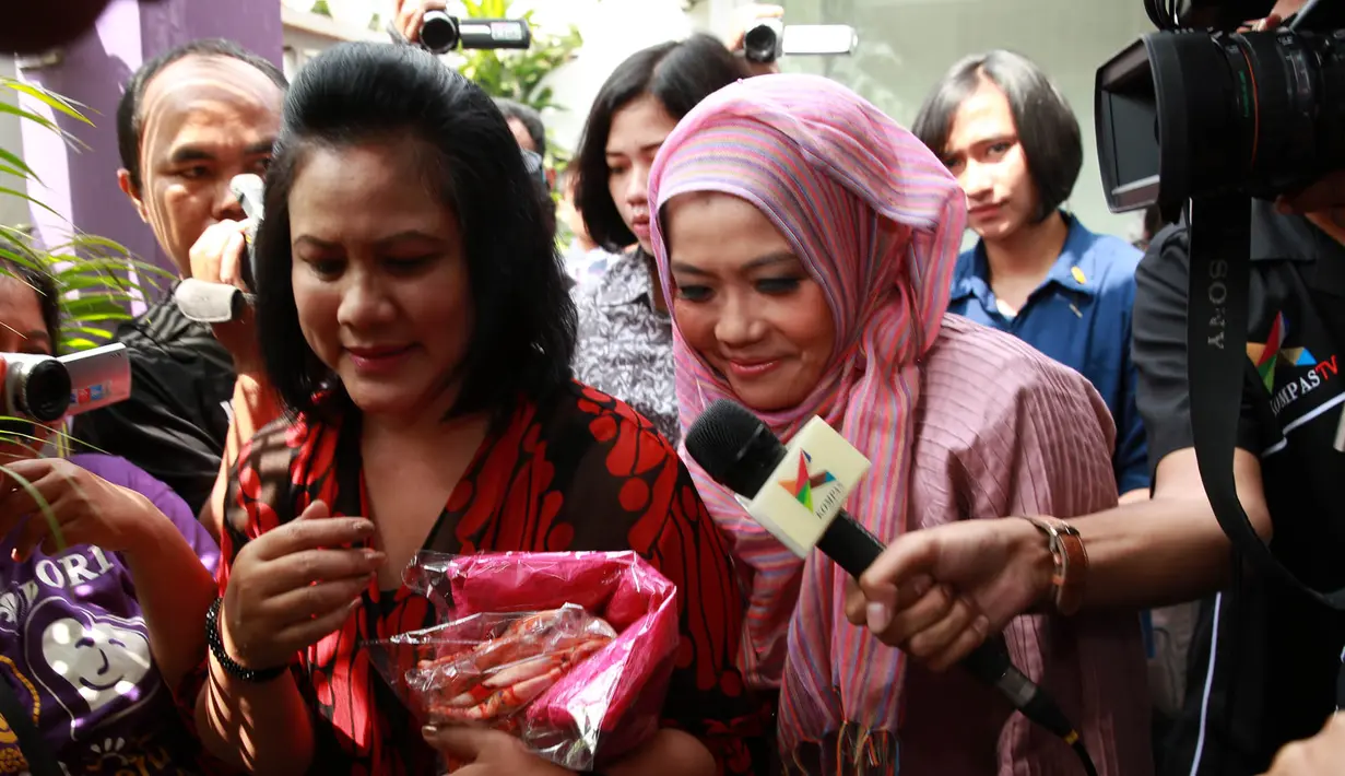 Iriana Jokowi Kunjungi Tuty Adib Untuk Fitting Baju (M. Akrom Sukarya/Bintang.com)