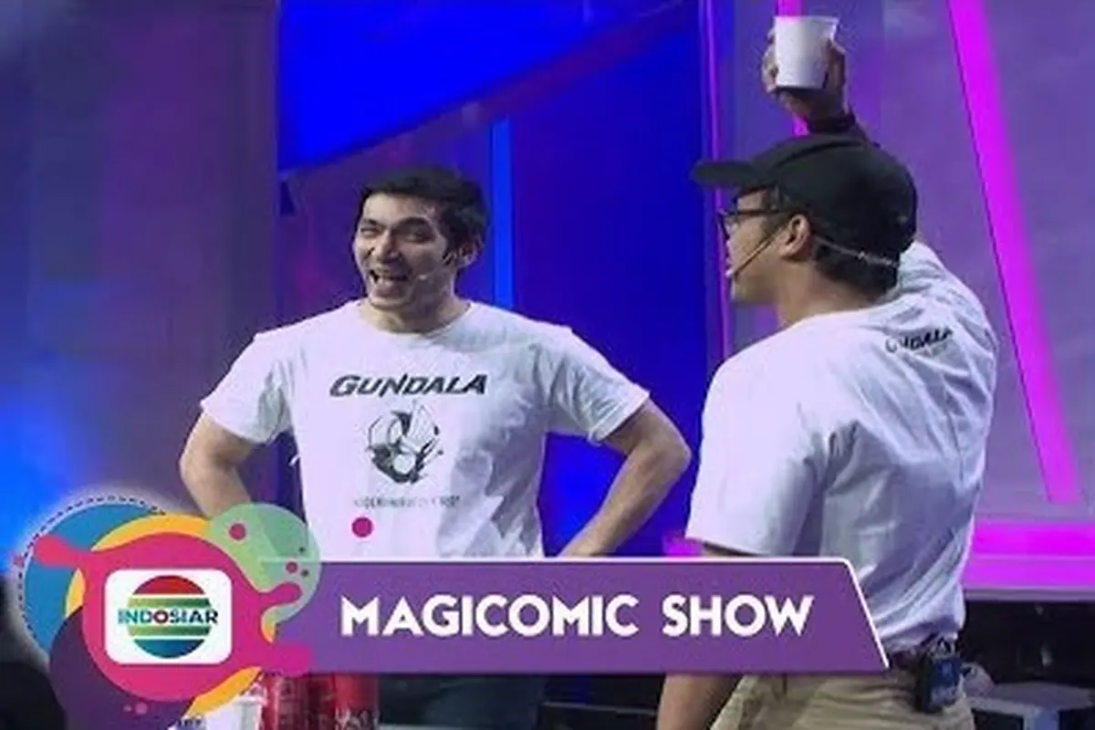 Abimana Arya melakukan sulap di Magicomic Show Indosiar.