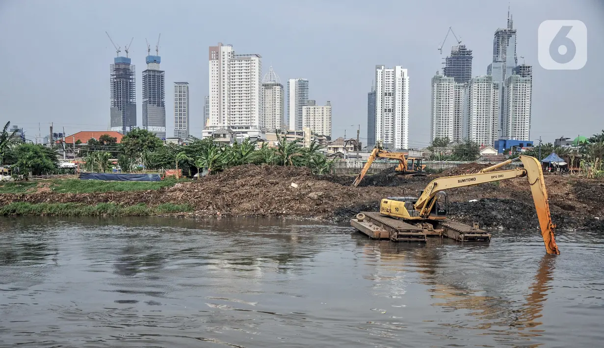 Petugas Dinas SDA Provinsi DKI Jakarta menggunakan alat berat saat mengeruk lumpur di Kali Ciliwung Segmen Kanal Banjir Barat (KBB), Tanah Abang, Kamis (30/9/2021). Gerebek Lumpur dilakukan secara serentak di lima wilayah Ibu Kota. (merdeka.com/Iqbal S. Nugroho)