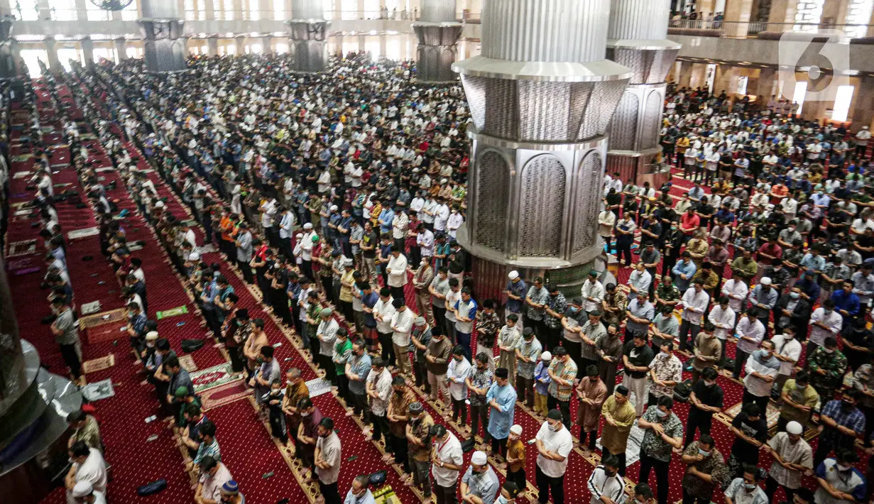 Umat muslim melaksanakan ibadah Sholat Jumat di Masjid Istiqlal, Jakarta, Jumat (8/4/2022). Masjid Istiqlal kembali menggelar Sholat Jumat berjemaah pada minggu pertama Ramadhan dengan meniadakan aturan jaga jarak saat sholat, namun jemaah wajib menggunakan masker. (Liputan6.com/Faizal Fanani)