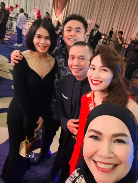 Bukan dengan tunangannya, Ayu hadir bersama kedua orangtuanya yang selalu setia menemani. Penampilan Ayu pun curi perhatian. [@mom_ayting92_]