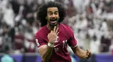 Striker Timnas Qatar, Akram Afif sukses mencetak hattrick di final Piala Asia 2023 menghadapi Yordania dan mengantar Qatar menjadi juara. Tidak cuma itu, dengan tambahan tiga golnya, pemain yang sejak musim 2020/2021 memperkuat Al-Sadd SC di Liga Qatar ini juga berhak atas penghargaan top skor turnamen. Berikut ini daftar 4 besar top skor Piala Asia 2023. (AP Photo/Thanassis Stavrakis)