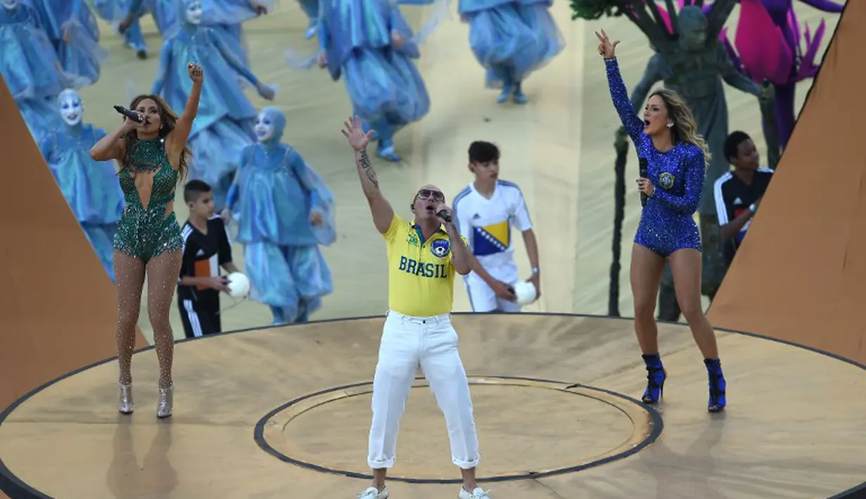J-Lo yang tampil bersama Pitbull dan Claudia Leitte  tampak semangat menyanyikan lagu We Are One (Ola Ole), yang merupakan lagu resmi Piala Dunia 2014, Brasil, Kamis (12/6/14). (AFP PHOTO/Pedro Ugarte)