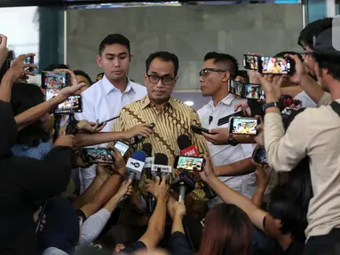 Menteri Perhubungan (Menhub) Budi Karya Sumadi (tengah) menjawab pertanyaan wartawan usai menjalani pemeriksaan di Gedung KPK C1, Jakarta, Rabu (26/7/2023). (Liputan6.com/Johan Tallo)