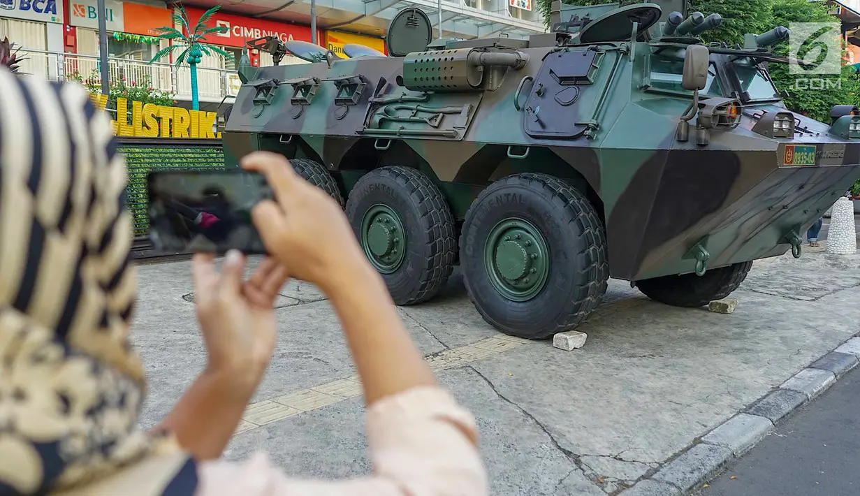 Kendaraan lapis baja Tentara Nasional Indonesia (TNI) terparkir di pusat perbelanjaan Glodok, Jakarta, Selasa (21/5/2019). Penjagaan berkaitan dengan rencana massa yang akan menggelar unjuk rasa pada 22 Mei 2019 pasca pengumuman perolehan suara Pemilu 2019. (Liputan6.com/Immanuel Antonius)