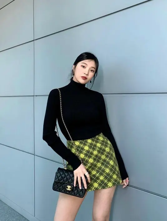 Joy Red Velvet tampil chic dengan padu padan turtleneck dan plaid mini skirt. (Instagram/_imyour_joy).