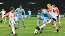 Striker Manchester City, Gabriel Jesus, berusaha melewati bek Shakhtar Donetsk, Yaroslav Rakitskiy, pada laga Liga Champions di Stadion Metalist, Kharkiv, Rabu (6/12/2017). Shakhtar menang 2-1 atas City. (AFP/Genya Savilov)