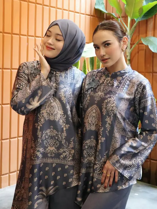 Mahalini di Lebaran kedua-2 kompak dengan adik iparnya, Putri Delina. Keduanya mengenakan atasan bermotif warna navy serasi dengan celananya. [@putridelinaa]