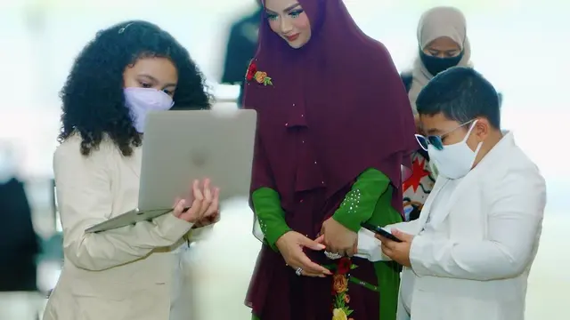 6 Potret Krisdayanti saat Tampil Berhijab, Curi Perhatian