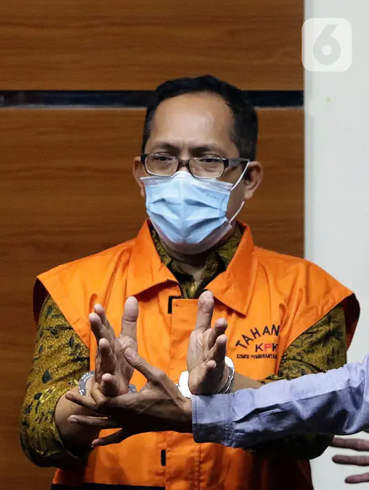 Hakim Pengadilan Negeri Surabaya, Itong Isnaeni Hidayat saat rilis penetapan penahanan tersangka di gedung KPK, Jakarta, Kamis (20/1/2022). Itong Isnaeni ditetapkan sebagai tersangka dugaan suap penanganan perkara di Pengadilan Negeri Surabaya. (Liputan6.com/Helmi Fithriansyah)