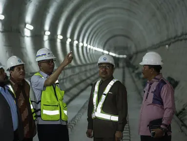 Anggota Komisi V DPR meninjau proyek pembangunan Mass Rapid Transit tahap 1 Koridor di Bunderan HI, Jakarta (6/4). Dalam tinjauan tersebut, para anggota komisi V DPR melihat progres pembangunan stasiun MRT. (Liputan6.com/Faizal Fanani)