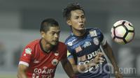 Kapten Arema, Alfarizi, berebut bola dengan pemain Persija, Bambang Pamungkas pada laga lanjutan liga 1 Indonesia di Stadion Patriot, Bekasi, Jumat (02/06/2017). Persija menang 2-0. (Bola.com/M Iqbal Ichsan)