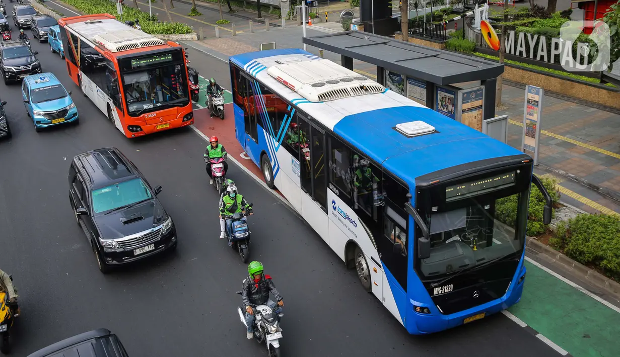 Pemerintah Provinsi DKI Jakarta melalui Dinas Perhubungan menyiapkan tarif spesial transportasi publik di momen HUT ke-79 Tentara Nasional Indonesia (TNI). (Liputan6.com/Angga Yuniar)