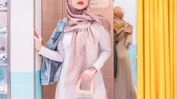 Liburan ke Korea Selatan, pemain 'Kuntilanak' ini memilih fashion berwarna nude simple namun tetap elegan. Ia juga nambahkan aksesoris tas PVC clear bag yang tengah populer di kalangan ulzzang. Cocok banget untuk mama muda yang ingin tetap tampil hits.(Liputan6.com/IG/@chafrederica)