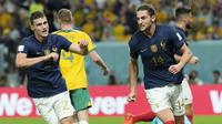 Pemain Timnas Prancis, Adrien Rabiot (kanan) melakukan selebrasi usai mencetak gol pertama Timnas Prancis ke gawang Timnas Australia dalam laga matchday pertama Grup D Piala Dunia 2022 di Al Janoub Stadium, Qatar, Rabu (23/11/2022) dini hari WIB. (AP/Francisco Seco)
