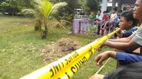Warga menyaksikan penggerebekan teroris di Tangerang Selatan. (Liputan6.com/Muslim AR)