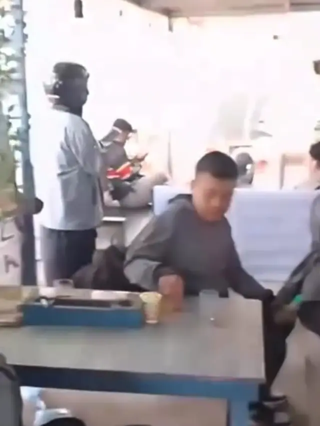 Sekelompok massa Aliansi Umat Islam (AUI) Garut merazia warung yang tetap berjualan siang hari. Sontak kedatangan itu mengagetkan para pengunjung yang tengah menikmati sajian siang itu.(Liputan6.com/Jayadi Supriadin)