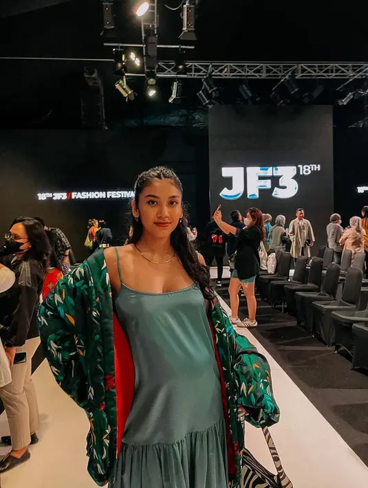 Calon ibu yang satu ini juga selalu tampil stylish kapanpun dan di manapun. (FOTO: instagram.com/cantitachril/)