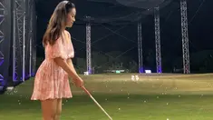 Usai merayakan ulang tahunnya dengan cukup meriah di sebuah beach club di Bali, Mayang Lucyana membagikan momen saat asyik bermain golf. Di momen yang sekilas tak ada yang aneh ini, dirinya ternyata kembali dicibir karena busana yang dikenakan. (Liputan6.com/IG/@mayaang.lucyaana)