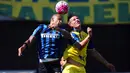 Duel antara pemain Inter, Felipe Melo, dan pemain Chievo, Valter Birsa, dalam lanjutan Serie A Italia di Stadion Marc Antonio Bentegodi, Verona, Minggu (20/9/2015). (EPA/Filippo Venezia)