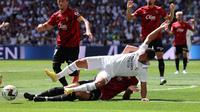 Pemain Real Madrid, Eden Hazard berduel dengan pemain Real Mallorca. (THOMAS COEX / AFP)