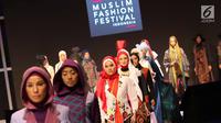 Model berjalan mengenakan busana muslim saat pembukaan Muffest 2018, Jakarta, Kamis (19/4). Selain fashion show, Muffest menyajikan pameran 200 merek fashion muslim yang berlangsung mulai 19 April hingga 22 April 2018. (Liputan6.com/Immanuel Antonius)