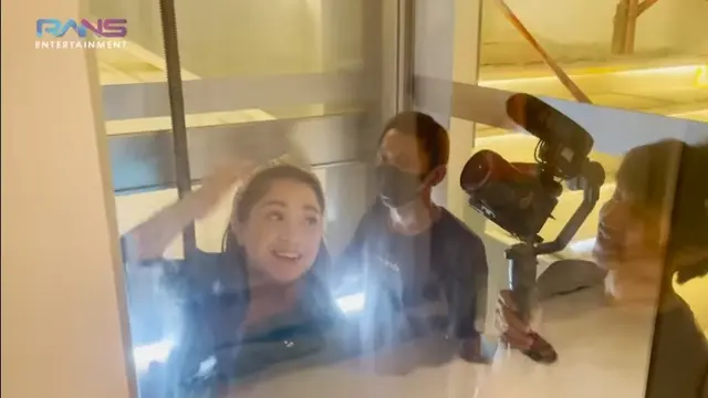 Raffi Ahmad dan Nagita Slavina mencoba lift di rumahnya. (Foto: YouTube Rans Entertainment)