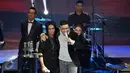 Pasha memeluk Charly Van Houten saat memberi kejutan di panggung SCTV Music Awards 2016 di Jakarta, Kamis (28/4). Bahkan, personel Ungu juga kaget dengan kehadiran vokalis yang kini menjabat sebagai Wakil Walikota Palu itu. (Liputan6.com/Johan Tallo)