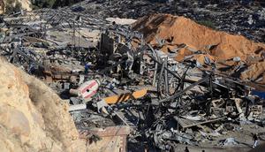 Salah satu serangan udara Israel menghantam kompleks pabrik semen di Desa Ansar, dekat Doueir, Lebanon selatan. (AP Photo/Mohammad Zaatari)