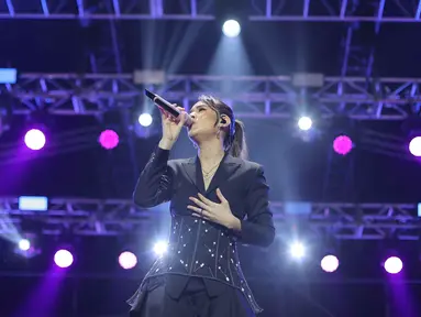 Penyanyi, Raisa, saat tampil pada hari kedua gelaran KapanLagi Buka Bareng (KLBB) Festival 2026 di Stadion Madya, Kompleks Gelora Bung Karno, Senayan, Jakarta, Minggu 1 Maret 2026. (Bola.com/Bagaskara Lazuardi)
