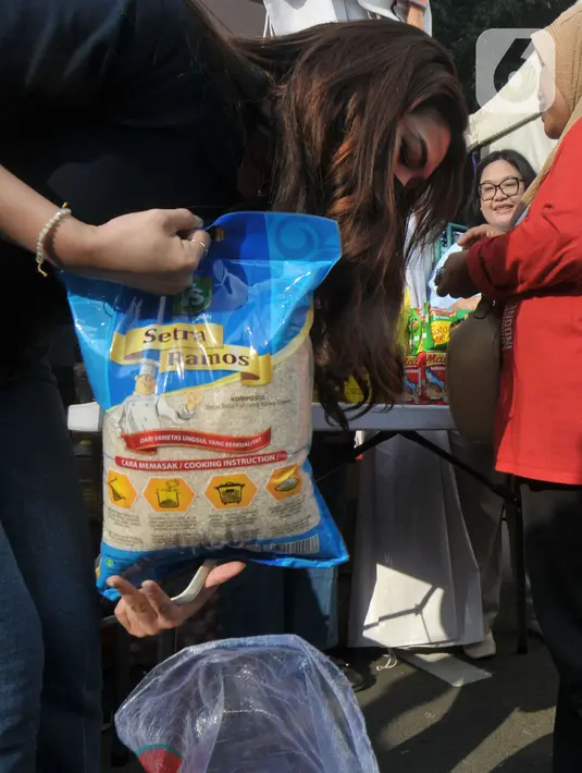 Kegiatan Jakarta Food Festival 2024 diikuti pelaku UMKM yang menjual berbagai bahan pangan pokok yang dibutuhkan masyarakat dengan harga di bawah pasaran. (merdeka.com/Imam Buhori)