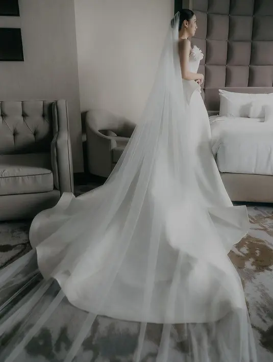 Shania atau Shanju memilih mengenakan veil panjang polos putih organza yang dipadukan gaun putih strapless saat menikah dengan Jonatan Christie. [@shanju]