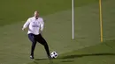 Pelatih Real Madrid, Zinedine Zidane berusaha mengontrol bola saat latihan di Abu Dhabi, Uni Emirat Arab,(11/12). Zidane memastikan Real Madrid sangat berambisi untuk kembali mendapatkan trofi Piala Dunia Klub. (AP Photo/Hassan Ammar)