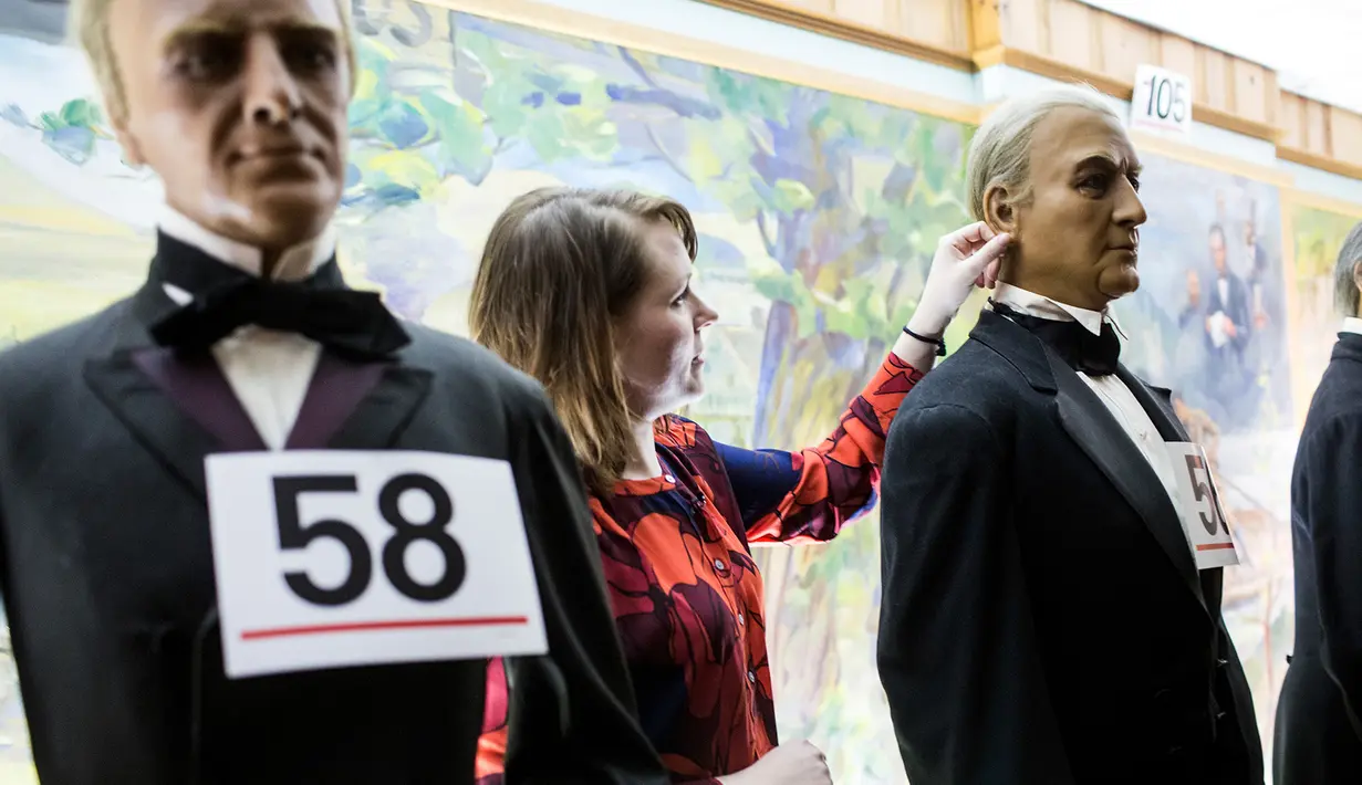 Pengunjung melihat patung Presiden AS yang dilelang oleh Museum Hall of Presidents di Gettysburg, Pennsylvania, Sabtu (14/1). Museum yang tutup pada November lalu tersebut menjual hampir seluruh koleksi mereka. (AP Photo/ SEAN SIMMERS)