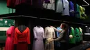 Pameran busana ini untuk menandai peringatan seratus tahun kelahiran mendiang Ratu Elizabeth II yang wafat pada 2022 lalu. Tampak dalam foto, Cecilia Oliver, Konservator Tekstil di Royal Collection Trust, menyesuaikan pakaian sehari-hari yang dikenakan oleh Ratu Elizabeth II, yang dipamerkan di pameran 'Queen Elizabeth II: Her Life in Style', di The King's Gallery, Istana Buckingham, London, Inggris, Kamis 9 April 2026. (AP Photo/Kirsty Wigglesworth)