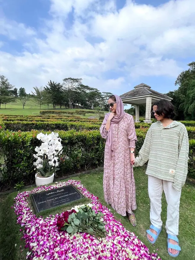 Bunga Citra Lestari nyekar