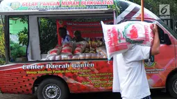 Warga melakukukan aktifitas jual beli saat kegiatan Bazar Ramadan di pelataran kantor DKPPP, BSD, Mekar Jaya, Serpong pada Rabu (15/5/2019). Bazar ini diadakalan oleh Dinas Ketahanan Pangan, Pertanian dan Perikanan (DKPPP) Tangerang Selatan selama tiga hari. (merdeka.com/Arie Basuki)