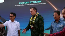 Kedatangan Elon Musk di Puskesmas Sumerta Kelod, Bali untuk meresmikan peluncuran layanan internet satelit Starlink. (AP Photo/Firdia Lisnawati)