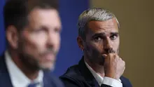 Penyerang Atletico Madrid asal Prancis #07, Antoine Griezmann (kanan), menatap pelatih Atletico Madrid asal Argentina, Diego Simeone, saat konferensi pers menjelang pertandingan perempat final Liga Champions UEFA melawan FC Barcelona di stadion Nou Camp di Barcelona, ​​pada 7 April 2026. (Lluis GENE/AFP)